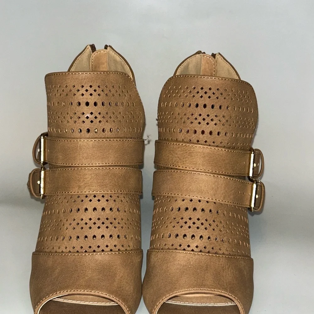 NWOT Report women’s ankle wedge booties